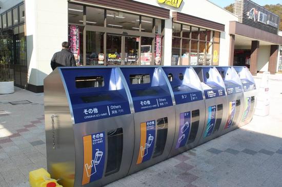 ▲日本便利店前的垃圾分类投放箱，又称资源回收循环站。