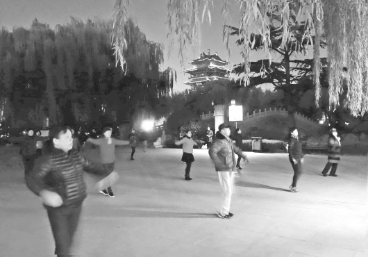 11月24日晚，济南市大明湖景区东湖附近跳广场舞的市民。 王鸿光 摄