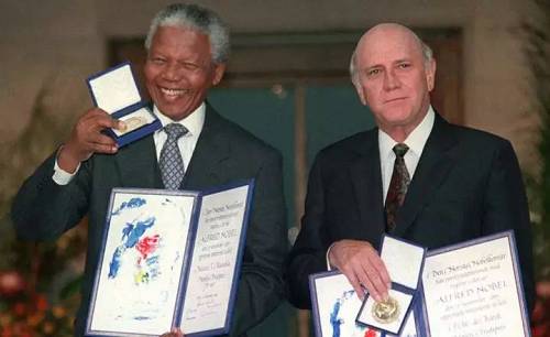 上图:曼德拉和德克勒克一起获得了1993年的诺贝尔HP奖。