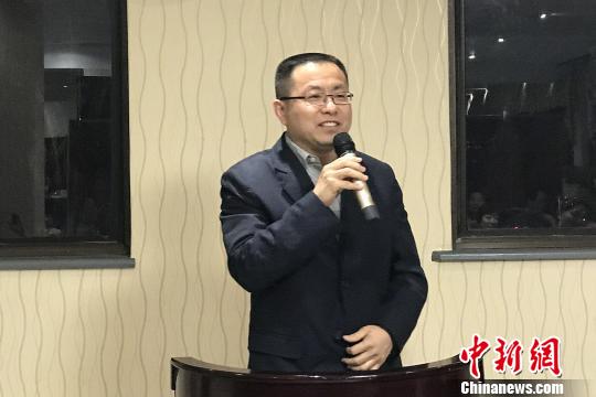中国华文教育基金会副理事长兼秘书长邱立国在欢迎晚宴上致辞。　宋方灿 摄