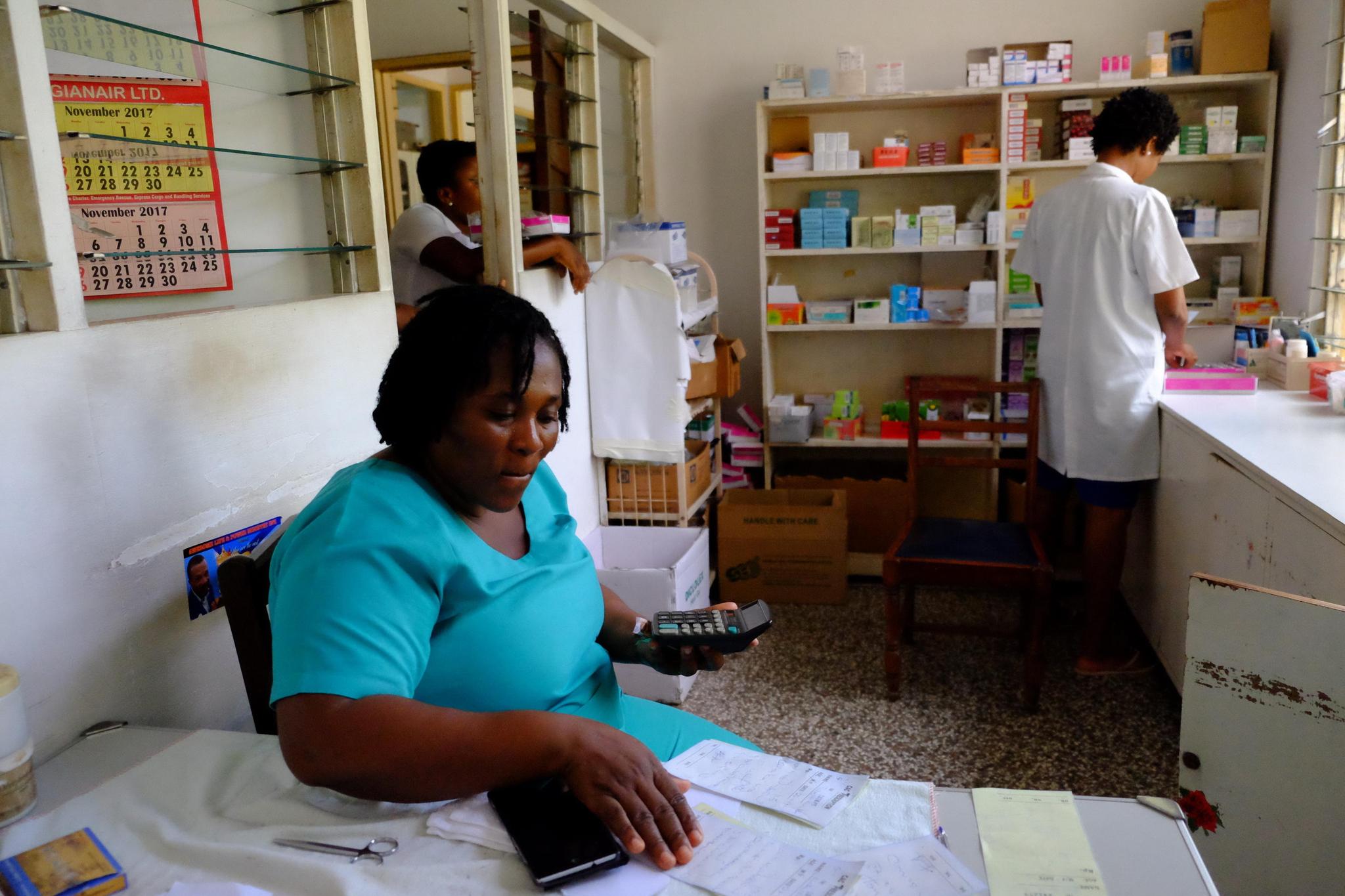 11月28日在诊所拍摄的加纳本地护士。