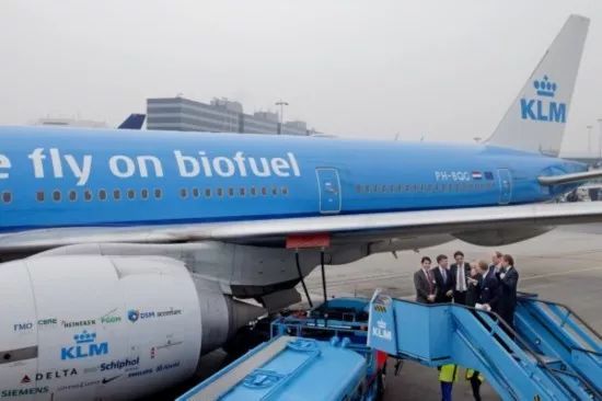 ▲资料图片：3月8日，在荷兰阿姆斯特丹，荷兰前首相出席荷兰皇家航空公司启动的阿姆斯特丹飞纽约生物燃料航班首航仪式。