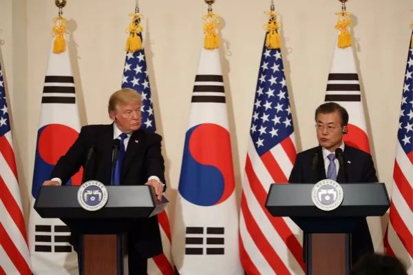 11月7日，韩国总统文在寅（右）与到访的美国总统特朗普共同会见记者。新华社发