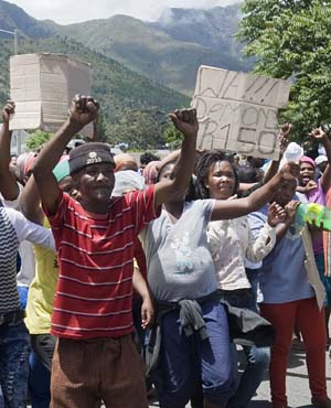 Striking farm workers demand that their daily wage