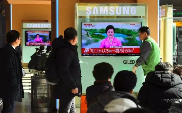 11月29日，韩国首都首尔民众在观看有关朝鲜试射导弹的新闻报道。