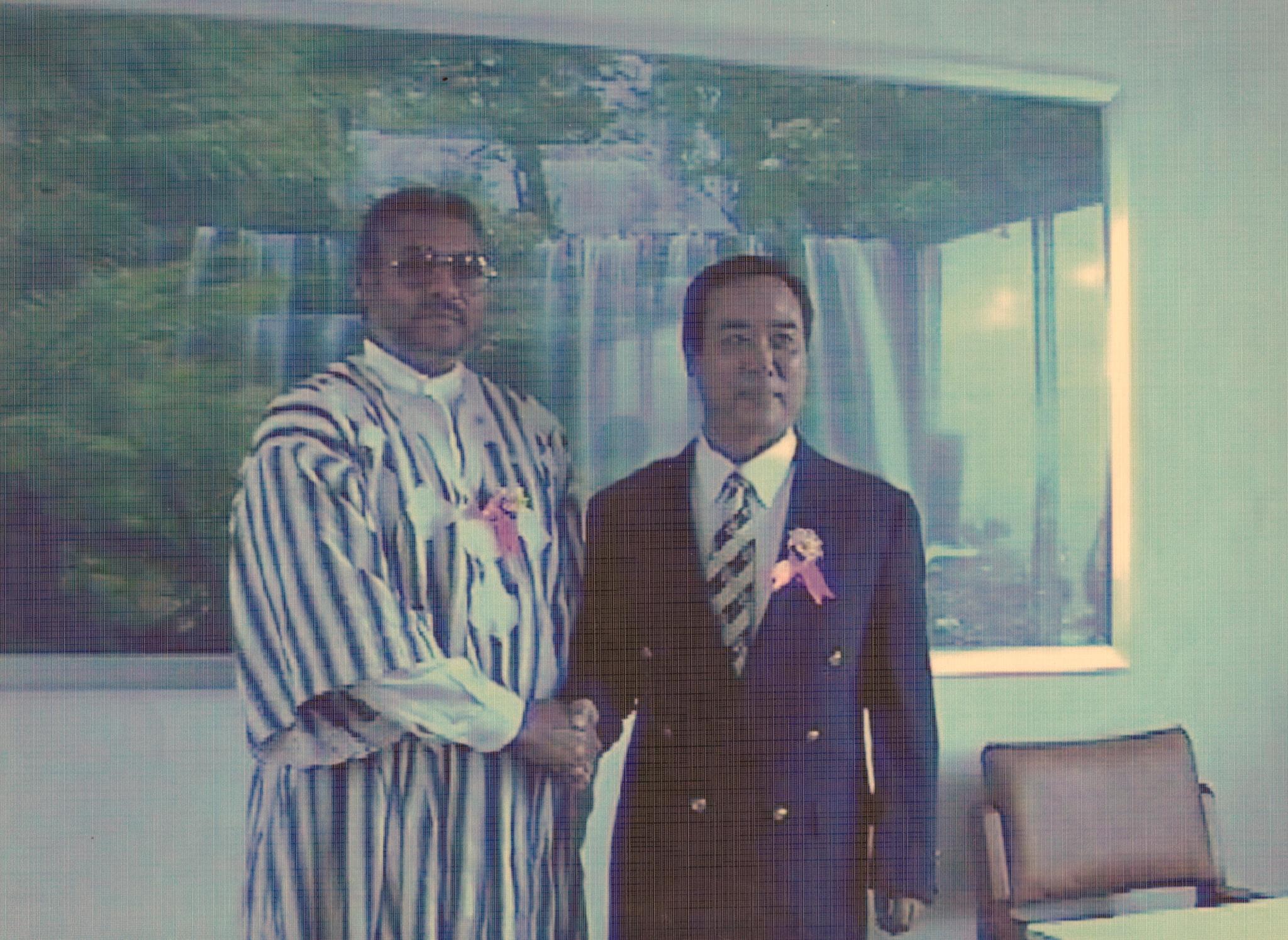 萧波（右）与加纳前总统罗林斯合影。