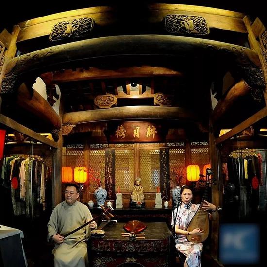 ▲在一家中国传统餐馆内，艺术家正在表演评弹。
