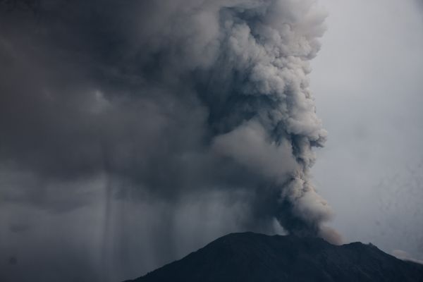 这是11月28日在印度尼西亚巴厘岛拍摄的喷发火山灰的阿贡火山。新华社发