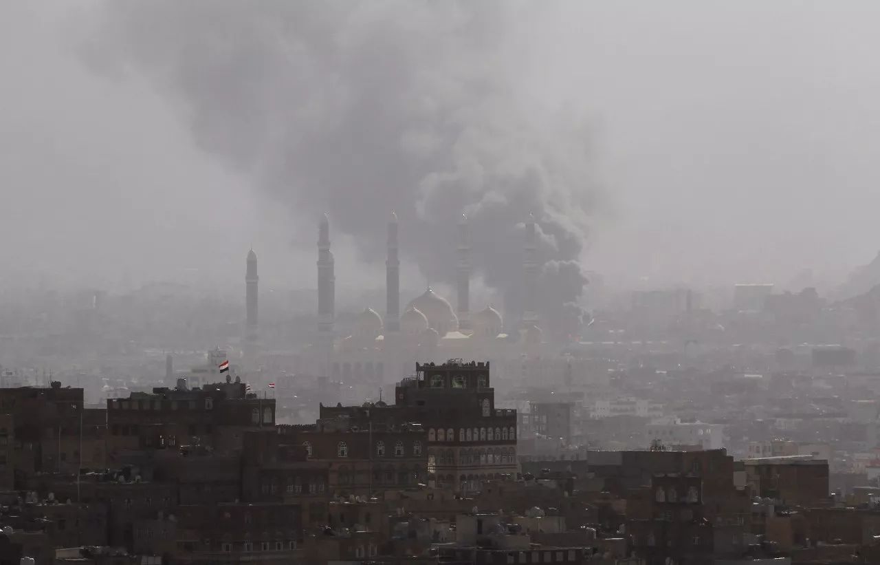 12月2日，也门首都萨那一处建筑冒起浓烟。