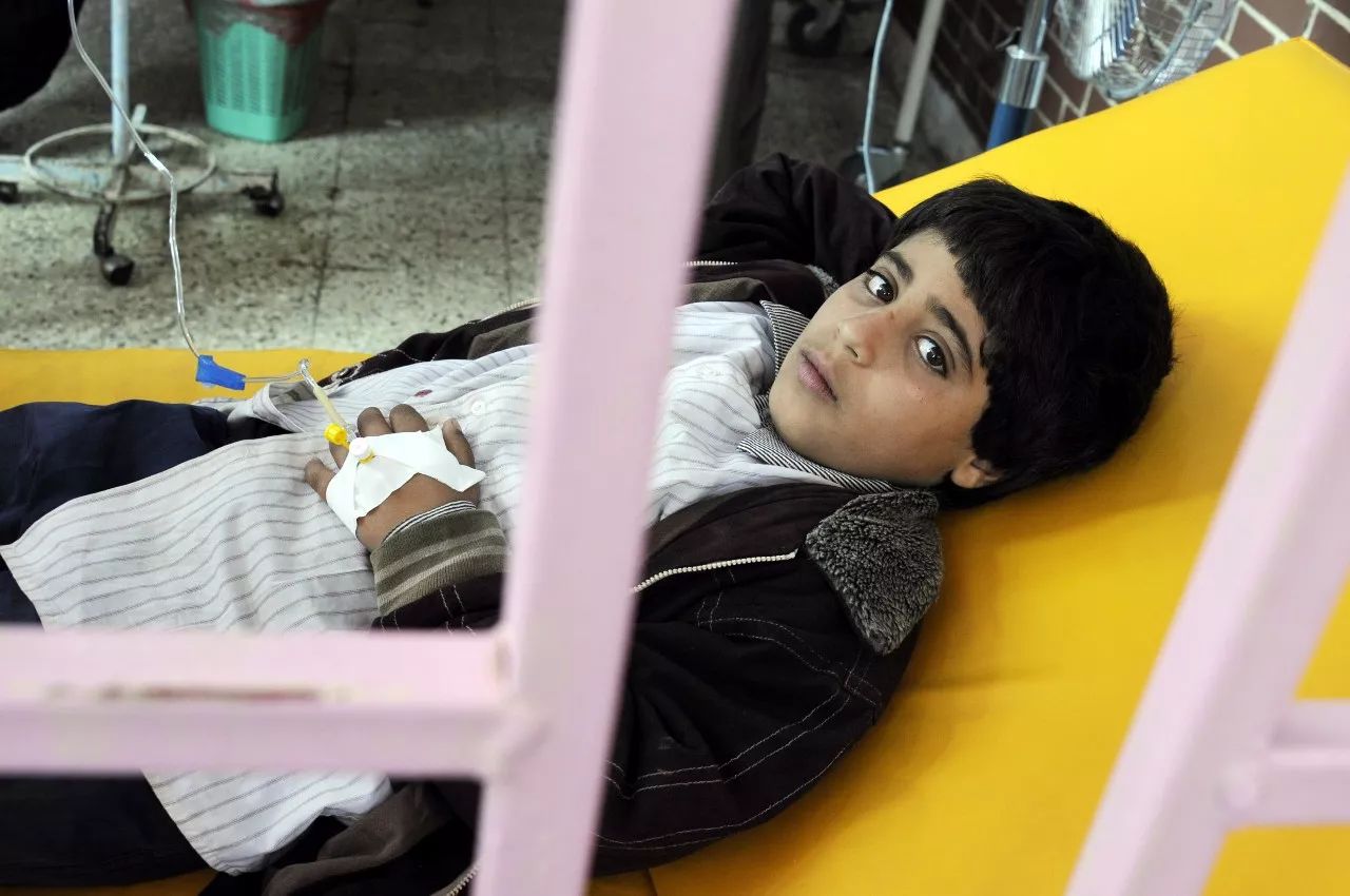 今年8月17日，一名感染霍乱的儿童在也门首都萨那的一家医院接受治疗。