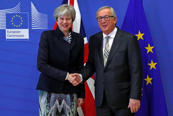欧盟委员会主席容克（右）4日在欧盟总部迎接英国首相特雷莎·梅。（路透社）