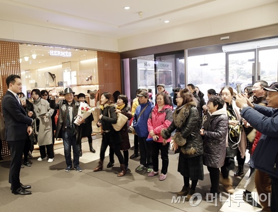 5日，中国游客在韩国免税店受到热烈欢迎
