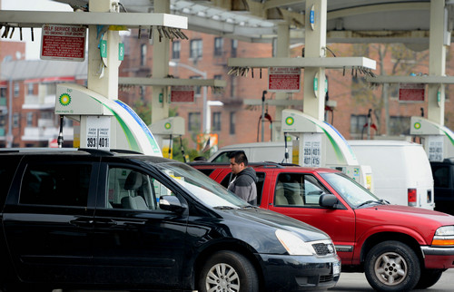 资料图片：2012年11月10日，车辆在美国纽约皇后区一座加油站前排队加油。新华社记者 王雷 摄