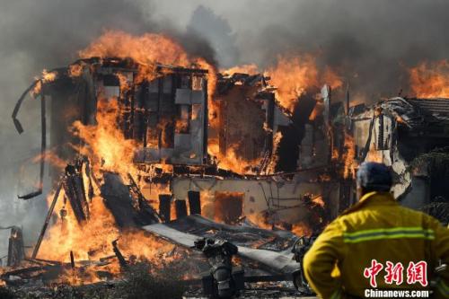 加州范杜拉县一栋民宅正被大火包围。
