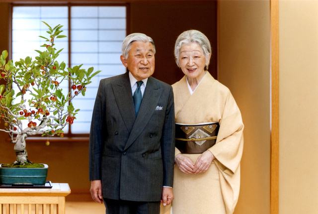  日本天皇和皇后（图片来源：日本《朝日新闻》）