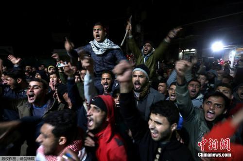 愤怒的巴勒斯坦民众在加沙南部的Khan Younis地区发起抗议特朗普的决定。