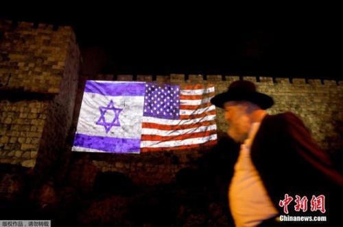 在耶路撒冷旧城区的一面墙上，以色列国旗和美国国旗被接在了一起。