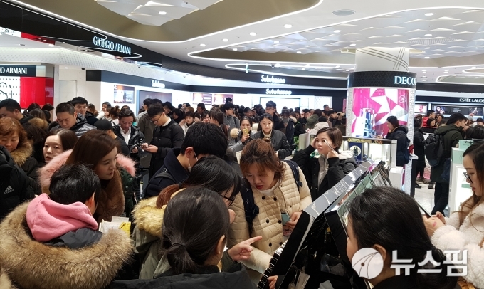  7日，中国游客在首尔小公洞乐天免税店购物，不见旅行团踪影
