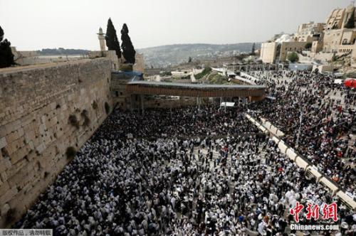 资料图：犹太教徒在耶路撒冷“哭墙”下祷告。