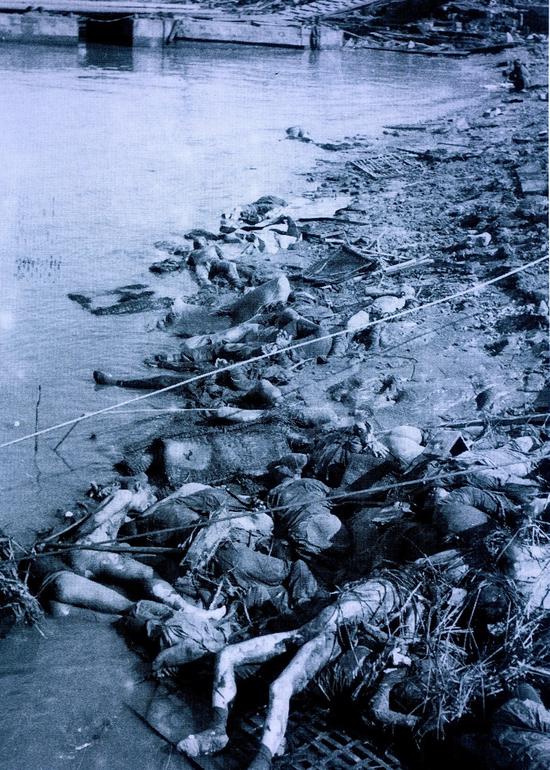 ▲被日军屠杀后，堆在南京江边的中国人尸体。选自《村濑守保写真集》。