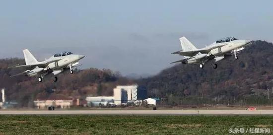 ▲2015年11月，韩国航空航天产业股份有限公司向菲律宾交付出口专用的国产FA-50PH战斗机 图据东方IC