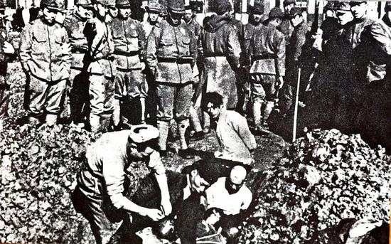 ▲日军正在活埋南京市民。选自《侵华日军南京大屠杀图集》
