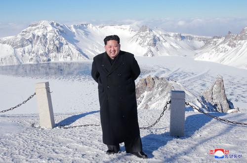 朝鲜最高领导人金正恩12月8日登上长白山。（朝中社）