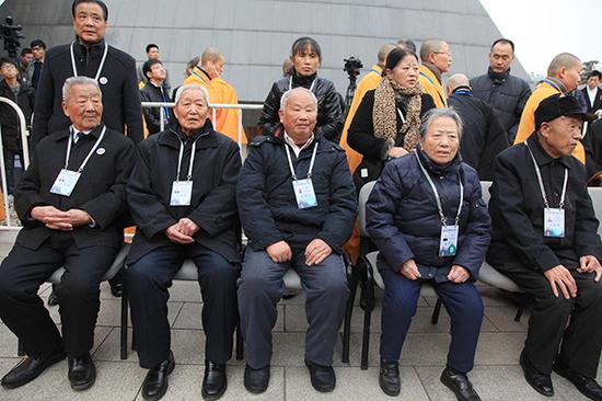 2017年12月13日，江苏省南京市，南京大屠杀幸存者参加2017年“世界和平法会”。 视觉中国 图