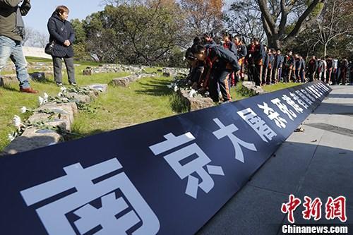 12月13日是南京大屠杀死难者国家公祭日，全国多地举行悼念活动。上海淞沪抗战纪念馆前，学生献花悼念革命先辈。 <a target='_blank' href='http://www.chinanews.com/' _fcksavedurl='http://www.chinanews.com/'>中新社</a>记者 殷立勤 摄