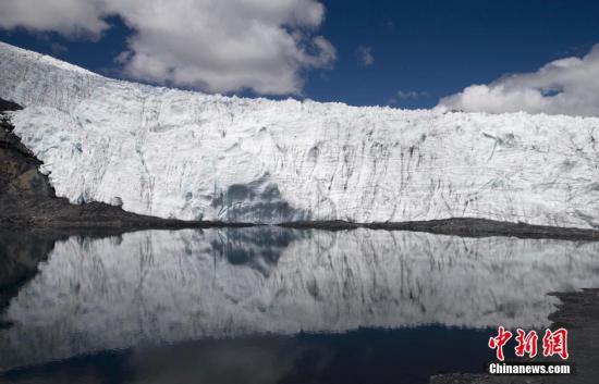 资料图：气候变暖导致秘鲁冰川融化