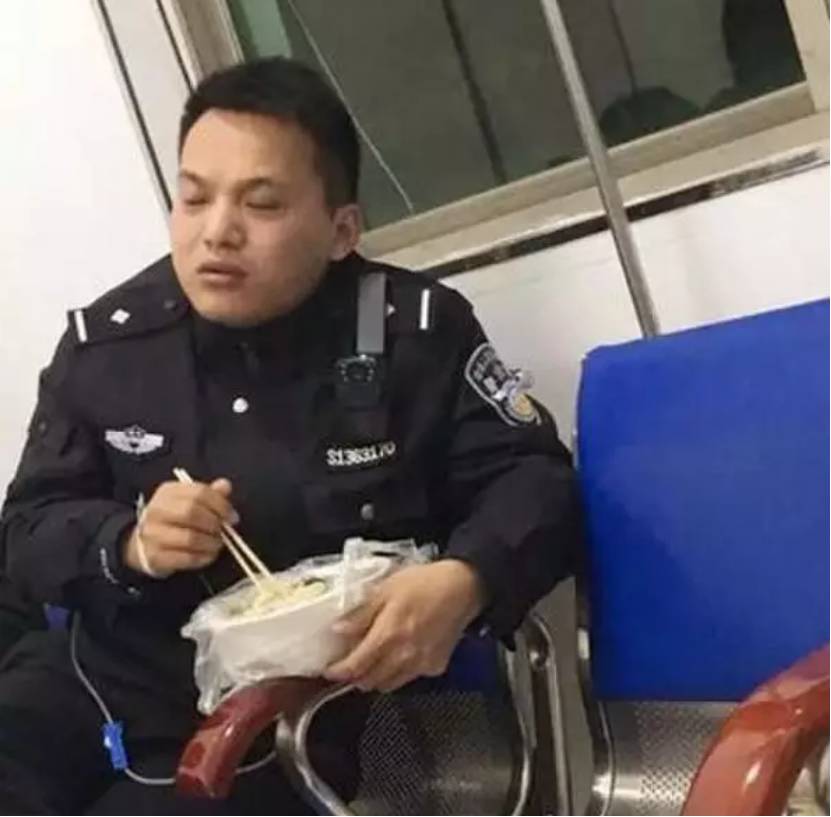 曾经这张警察抱着面条睡着的图片在网络上热传，而这是中国普通民警的常态