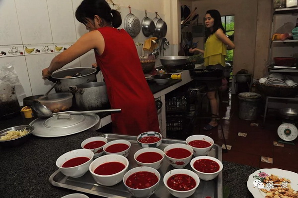 越南河内的一家餐厅。使用穿山甲的血焖米饭被认为是很好的滋补食材。