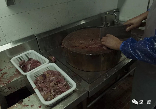 越南河内的一家餐厅。穿山甲的肉被切成块。