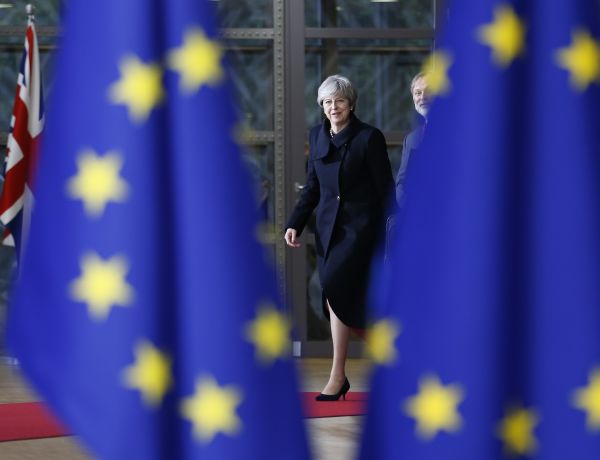  资料图片：2017年12月14日，英国首相特雷莎·梅抵达比利时布鲁塞尔的欧盟总部参加欧盟峰会。欧盟除英国以外的27国领导人15日在布鲁塞尔举行会议，宣布英国“脱欧”第一阶段谈判已在“分手费”、爱尔兰边界以及欧盟在英公民权利等核心议题上取得“足够进展”，可以开启第二阶段谈判。新华社记者叶平凡摄