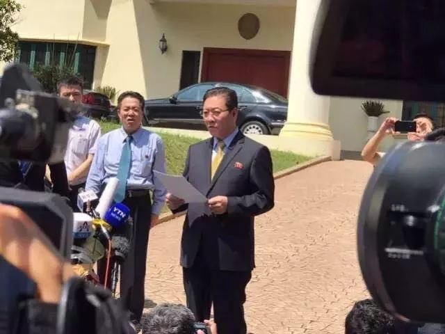 △时任朝鲜驻马来西亚大使姜哲。3月4日马来西亚政府宣布其为“不受欢迎人物”，并限令他48小时内离境。
