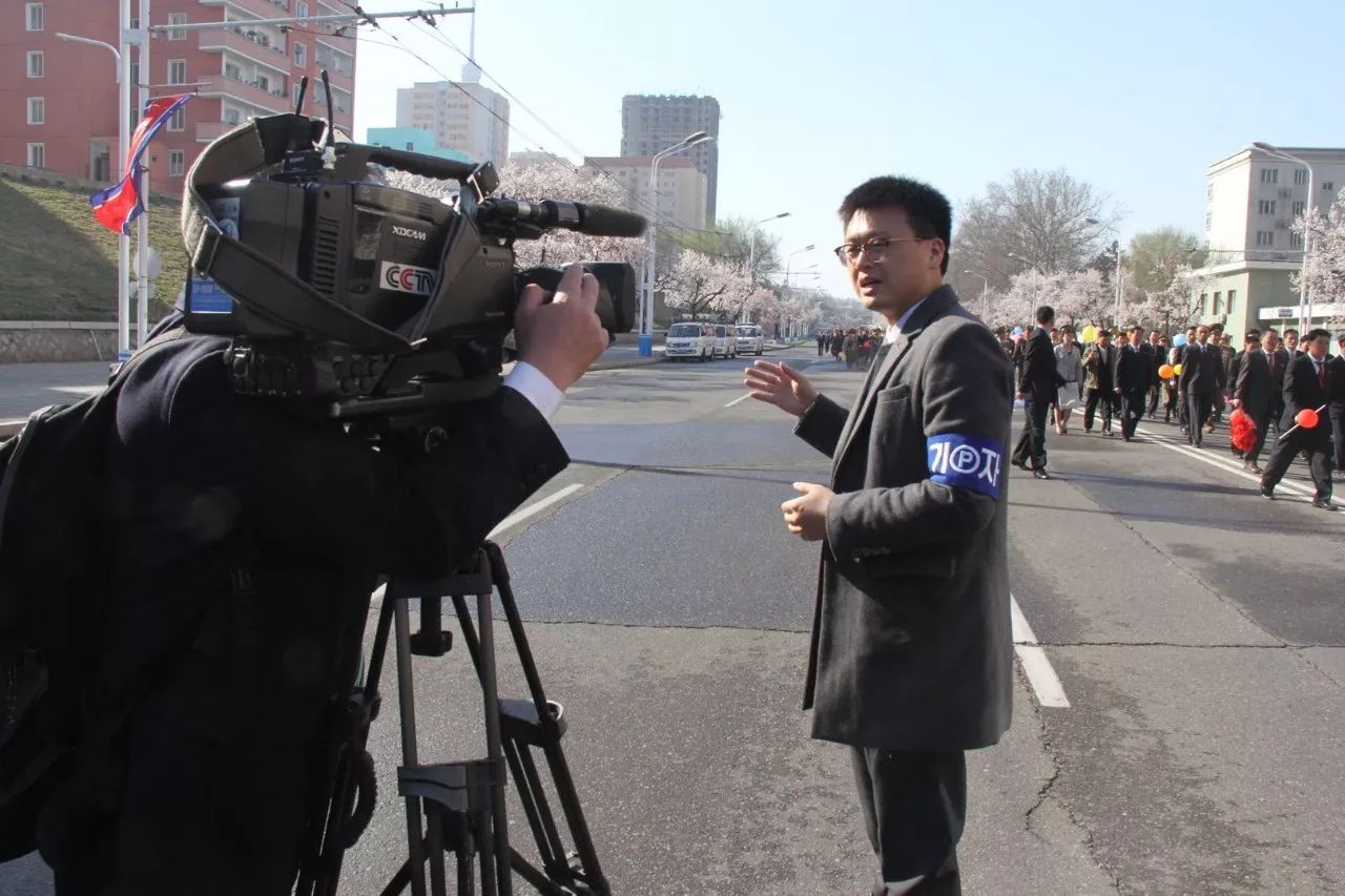 △今年4月，记者在报道朝鲜欢庆的人群