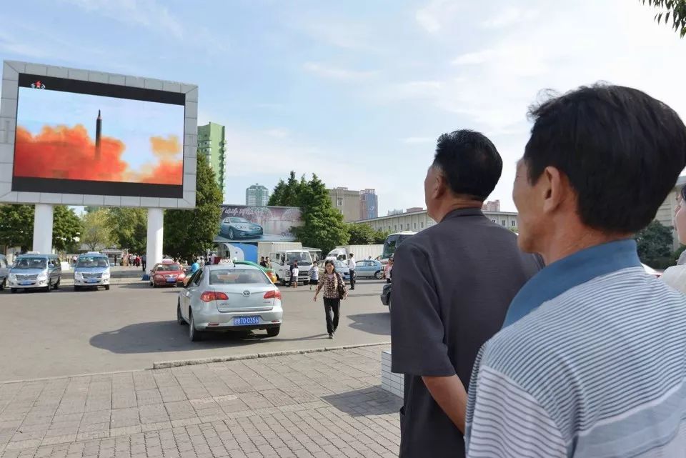 △9月16日朝鲜民众观看朝鲜成功试射导弹的新闻