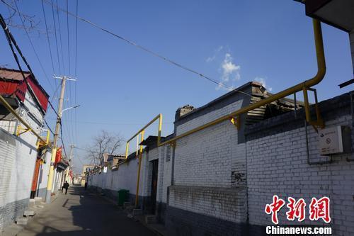  “煤改气”后，山西太原市南下温村家家户户都被鲜亮的黄色输气管道串联。汤琪 摄