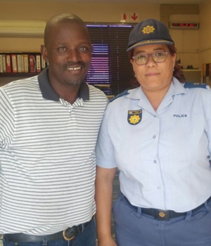 Taxi-driver Mbulelo Mngqenge with Mowbray station commander Lt Col May-Louise Dyers. (Supplied)
