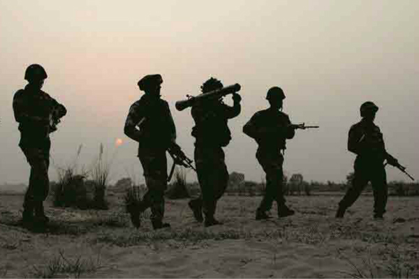印度与巴基斯坦军方在克什米尔实际控制线（LOC）附近发生交火。（图片来源：《印度快报》）