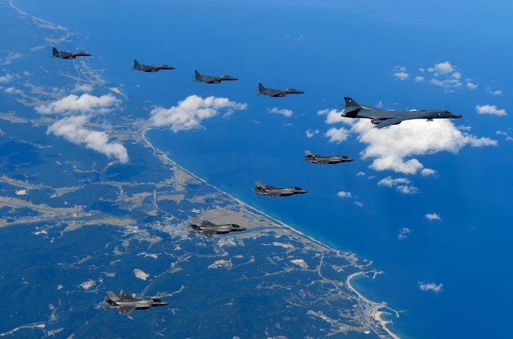 图为美军B-1B轰炸机、F-35B战机与韩军F-15K进行演习。（图片来源：国际财经时报）