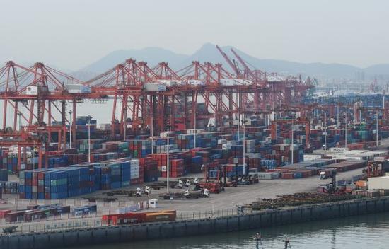 资料图片：堆放满集装箱的厦门港海天码头（8月3日摄）。新华记者 林善传 摄