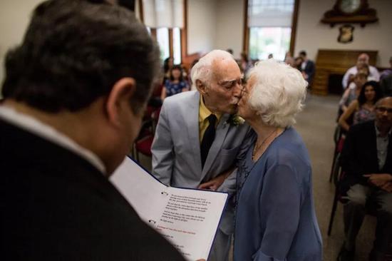 ▲艾尔文和格尔特在米德尔顿市政厅交换结婚誓言，亲吻对方 图据《纽约时报》