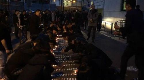 当地华人摆放蜡烛为死去同胞祈福。