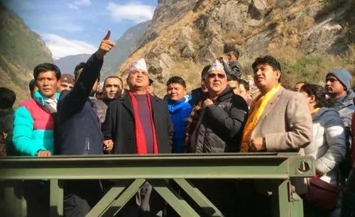  ▲12月19日，有望出任尼泊尔新一届政府总理的奥利（前左三）在与中国接壤的拉苏瓦堡口岸视察。（尼泊尔《共和国报》网站）