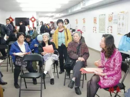 陈张栩医生于2012年为华裔耆老们举办心理健康讲座。(陈张栩提供)
