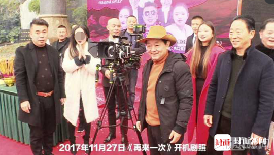 11月27日刘某茹（图中白衣者）自编自导自演的励志电影《再来一次》在夹江开机