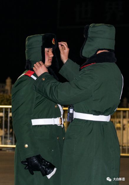（2017年12月28日清晨，武警天安门支队的官兵在整理衣着，做升旗仪式准备。 摄影/陈佳卓）