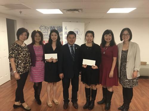 李素英(左三)和李晓璐(右三)获2017年美国华裔注册护士协会奖学金。(美国《世界日报》/记者 牟兰摄)