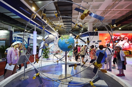 资料图片：2017年6月9日，参观者在第二十届中国北京国际科技产业博览会上参观展出的北斗卫星导航系统模型。新华社记者 鞠焕宗 摄